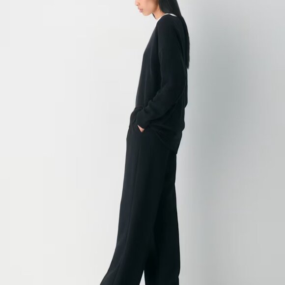 NWT Aritzia Feather Cashmere Relaxed V-neck Sweater Black S - Picture 3 of 8